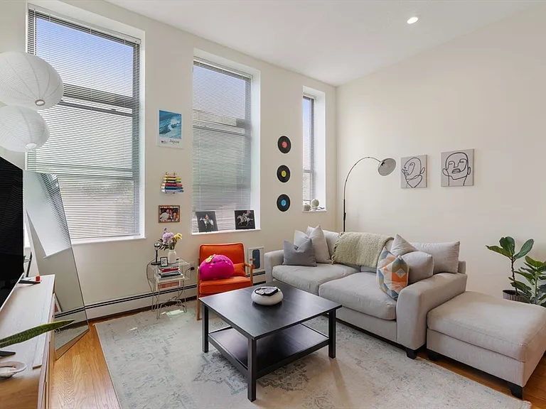 80 Beaumont St #204 — Photo 4