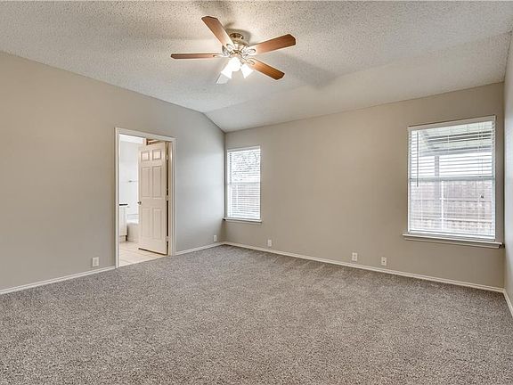 4th image of 322 Plantation Oak Ave