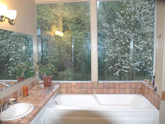 Master bath mable w/ jetted tub