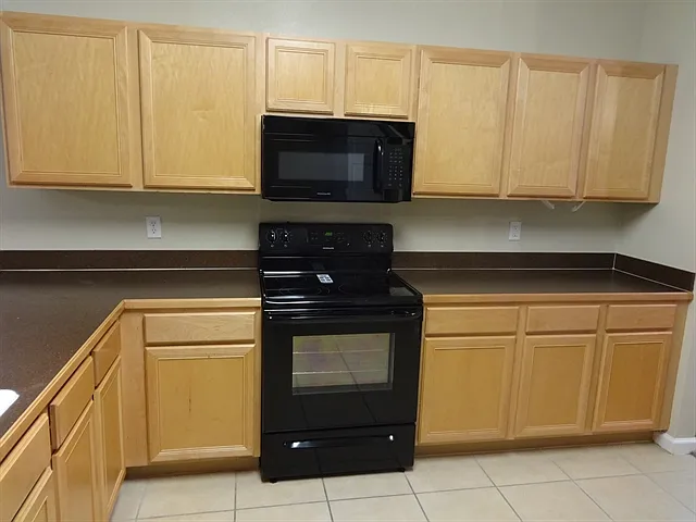 3 bed, 2.0 bath, 1960 sqft, $2,515 — Photo 4