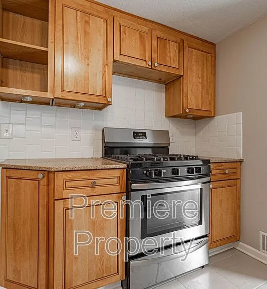 7826 Summit St — Photo 5