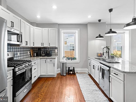 4th image of 472 Leverington Ave