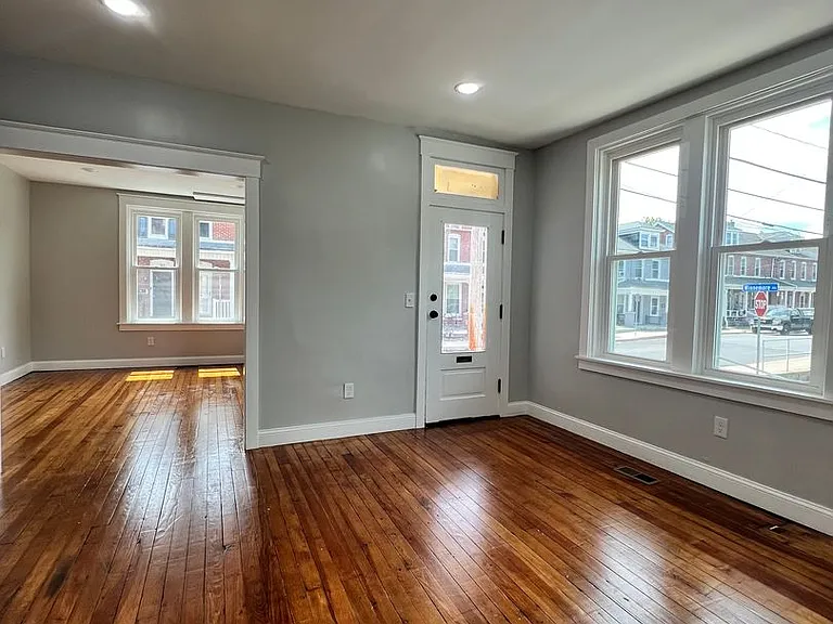 31 N Poplar St — Photo 8