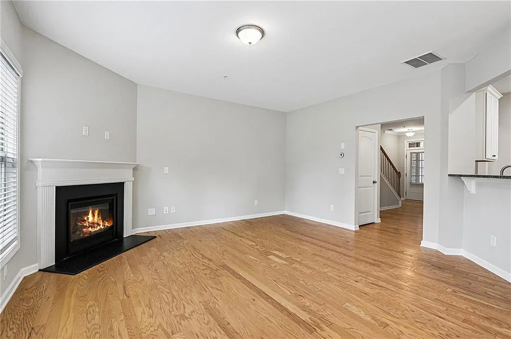 3 bed, 2.5 bath, 1996 sqft, $2,100 — Photo 3