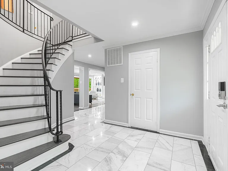 820 Ridge Dr — Photo 2