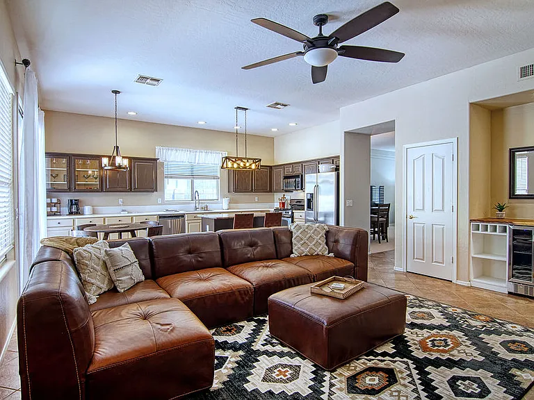 2144 W Olive Way — Photo 2