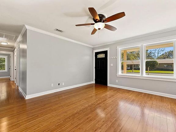 4th image of 130 Sherwood Cir