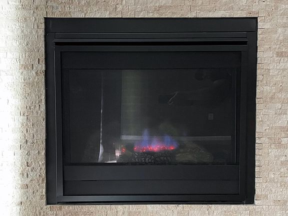 Gas fireplace! Super cozy!