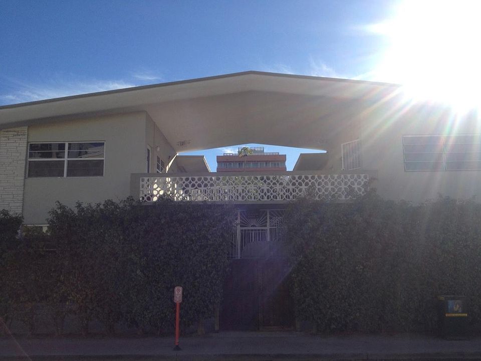 small boutique (2 story) building on collins 1/2 block to th