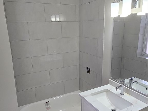 3rd image of 928 S Claremont Ave #2R