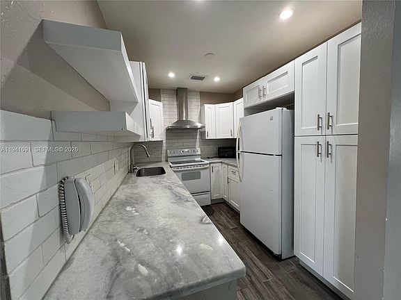 5th image of 3015 SW 24th Ter