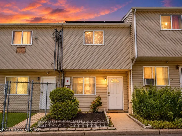 17 Betty Ct, Staten Island, NY 10303