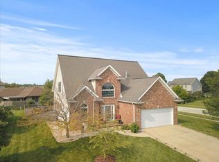 8 Stark Cir, Bloomington, IL 61704