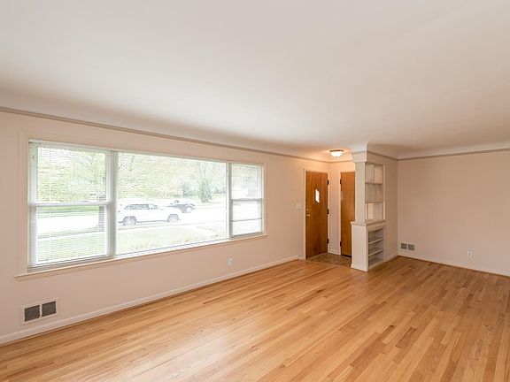 4th image of 1597 Greenview Dr