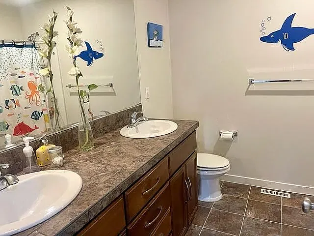 5 bed, 2.5 bath, 2736 sqft, $5,000 — Photo 3