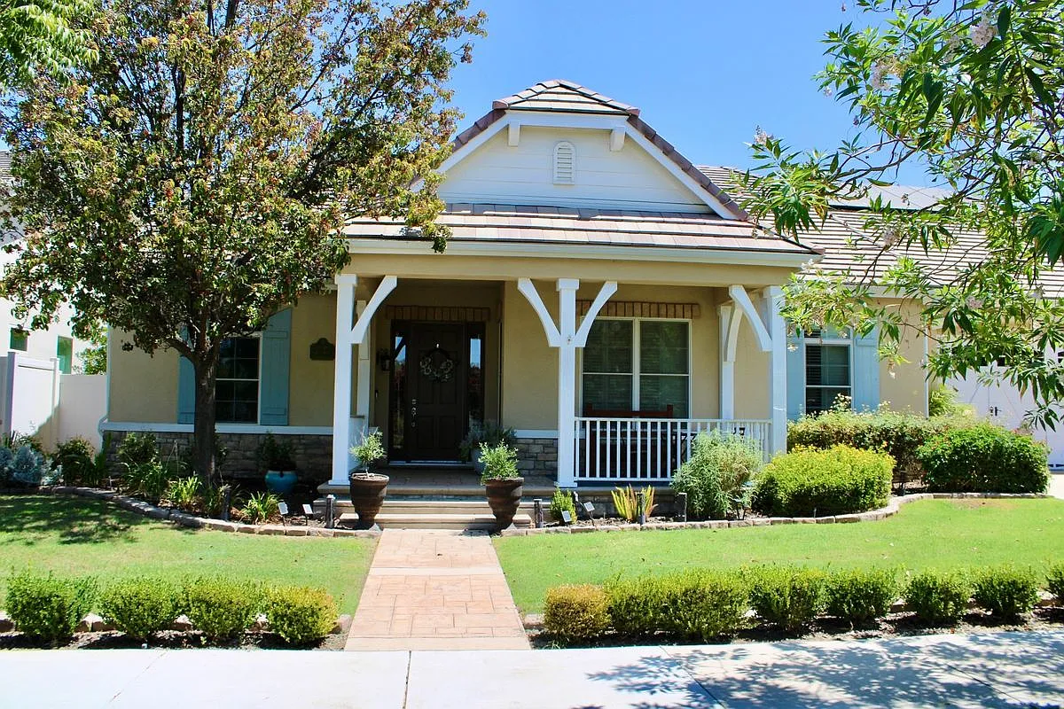 3 bed, 2.5 bath, 2880 sqft, $3,300 — Photo 2
