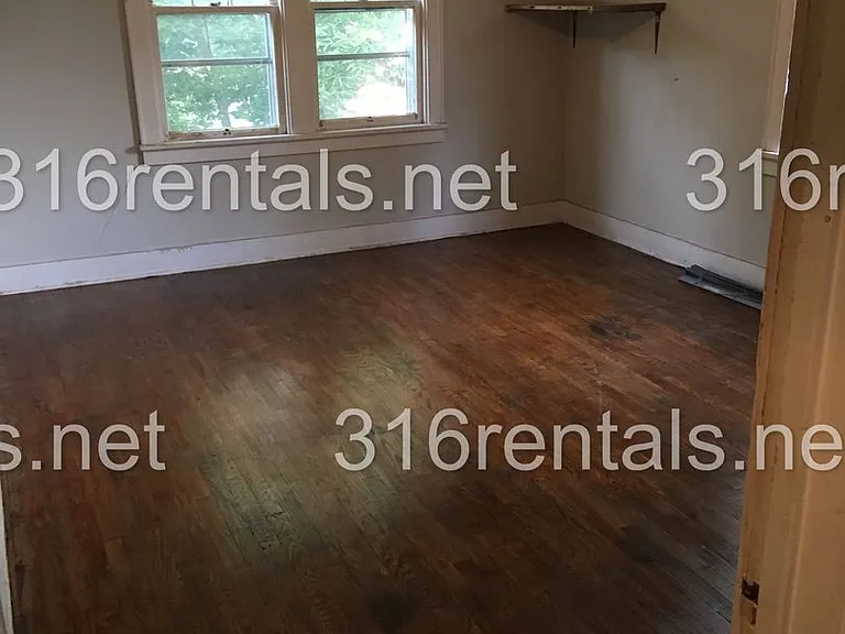 419 E 6th St — Photo 8
