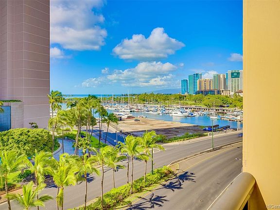 Sit down harbor, park, ocean and sunset views!