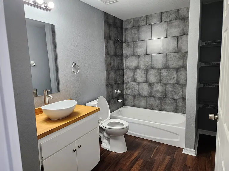 3254 Conine Dr W — Photo 2
