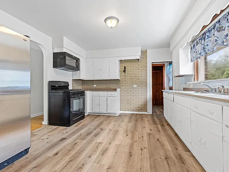 619 Regan St — Photo 5