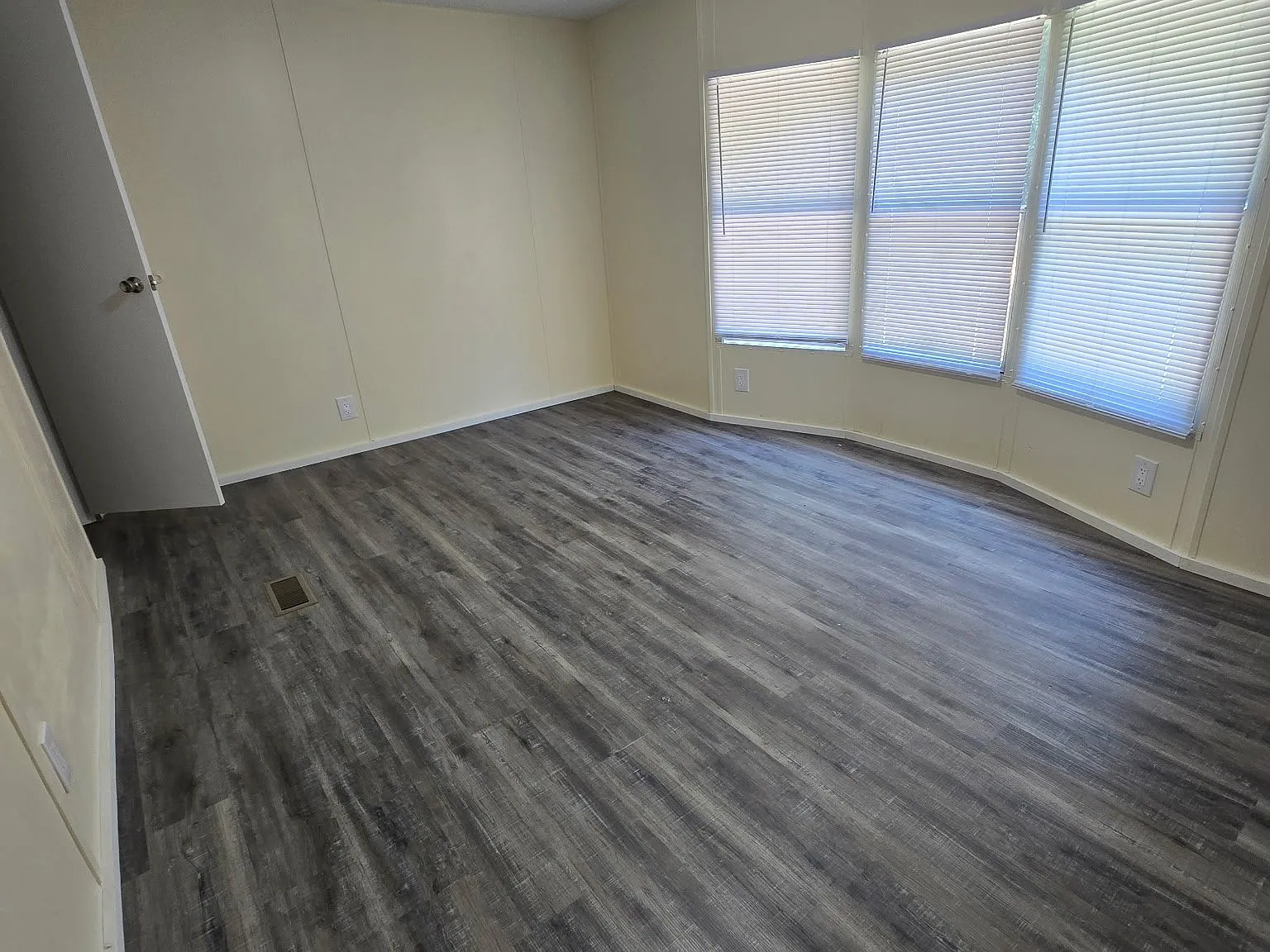 Mobile Home — Photo 2