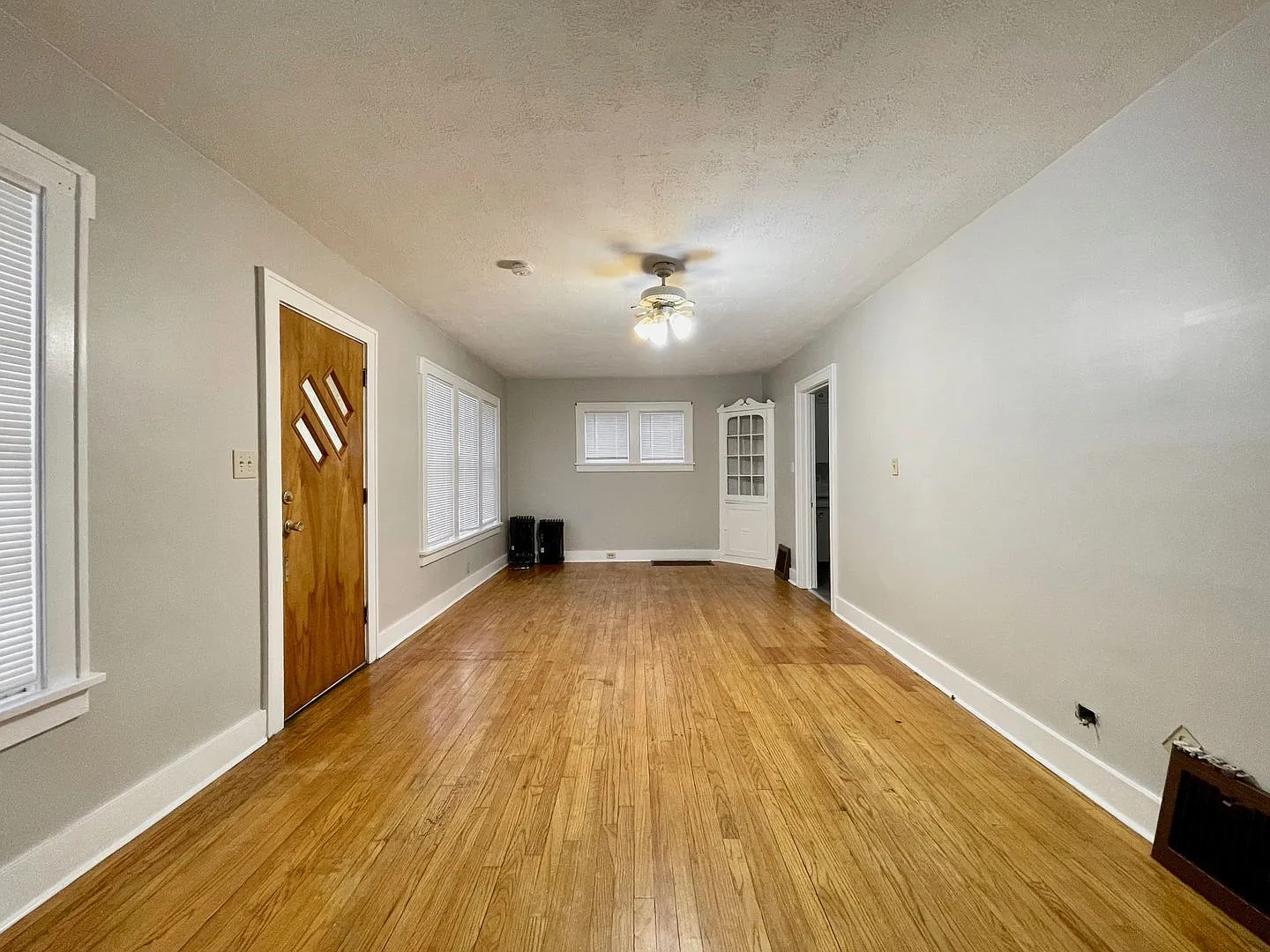 3 bed, 1.0 bath, 902 sqft, $1,275 — Photo 2