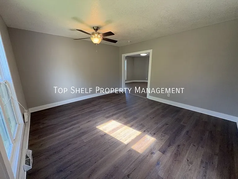 915 E Washington Ave — Photo 2
