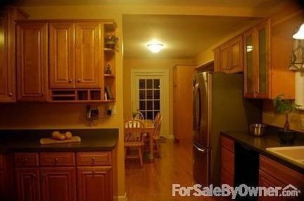 Kitchen : Updated with maple cabinetry. Adjacent breakfast room with pantry.
