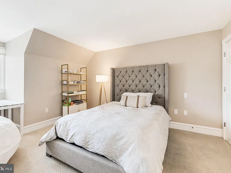954 N Washington St — Photo 35