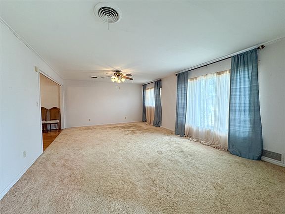 4th image of 1601 N Avenue F