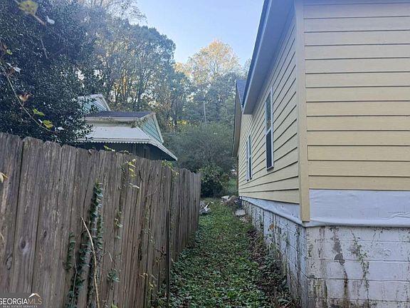 5th image of 879 Edwin Pl NW