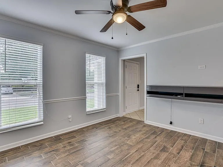 2211 Pleasant Dr — Photo 11