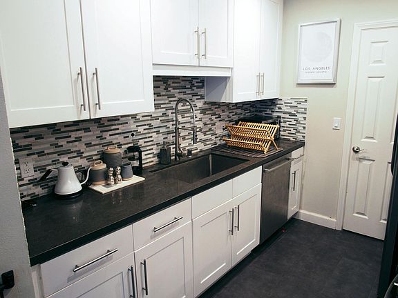5th image of 15344 Weddington St Unit 307