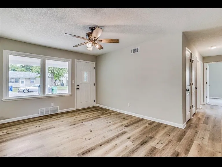 1139 E Crowley St — Photo 3