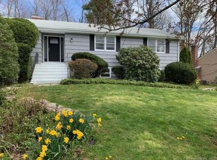 162 Braeside Dr, Hamden, CT 06514