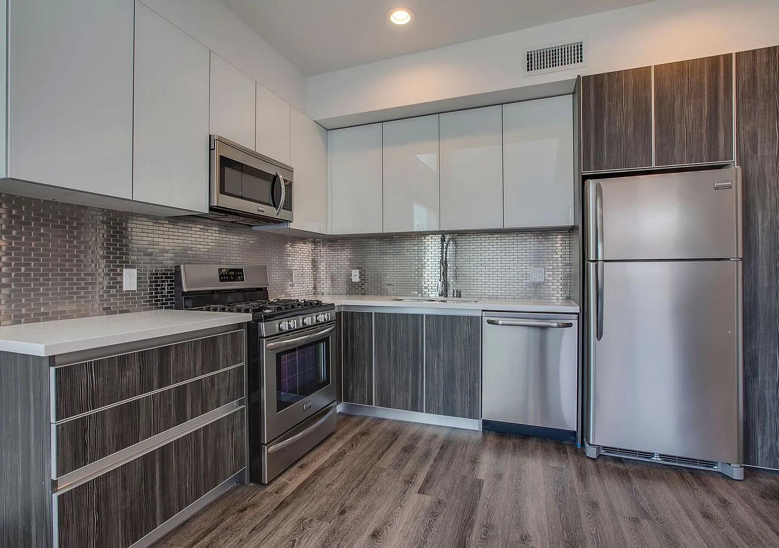 Come home to these New Modern Townhouse in Silverlake! — Photo 3