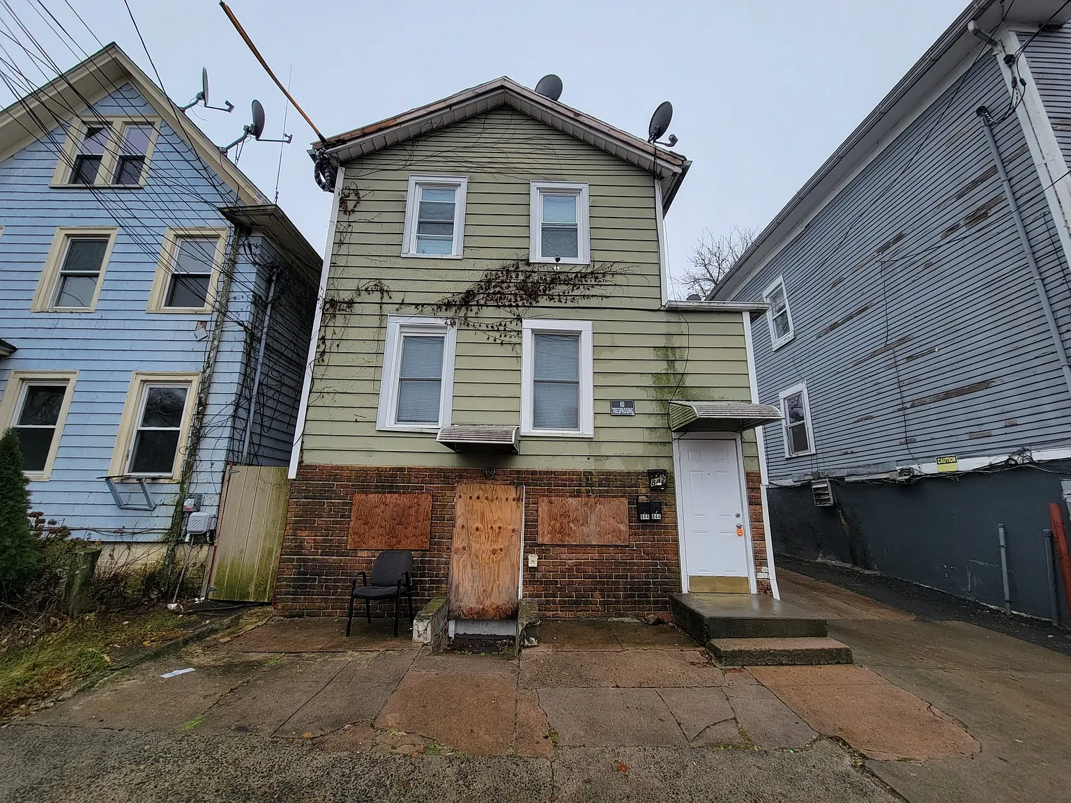4 bed, 1421 sqft, $2,400 — Photo 1