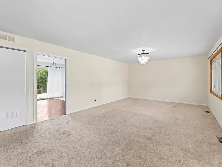 109 Landmeier Rd — Photo 6