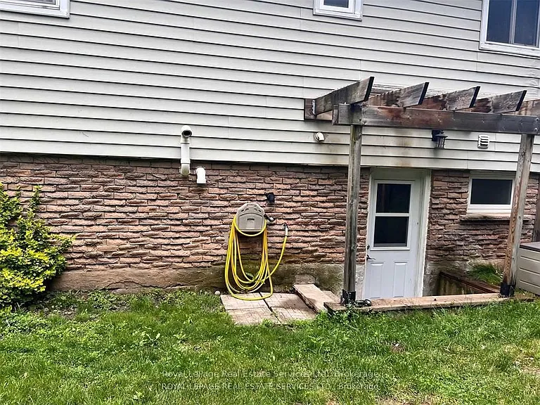 2481 Oak Row Cres #LOWER — Photo 3