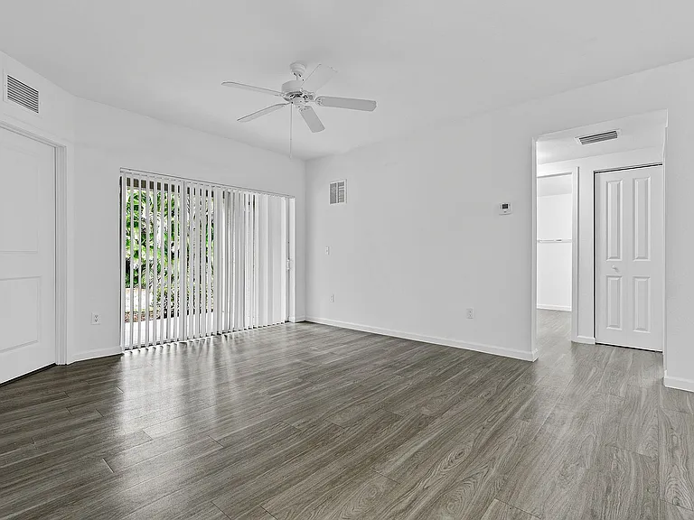 Palm Springs Apartments — Photo 31