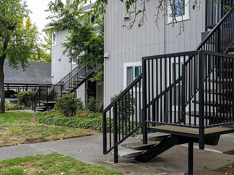 Americana Apartments — Photo 5