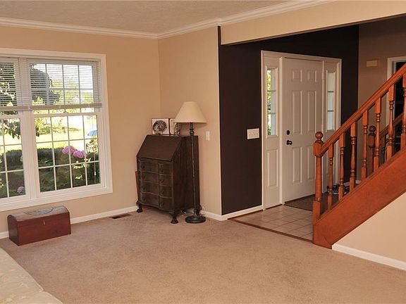 5th image of 19 Fox Hill Dr