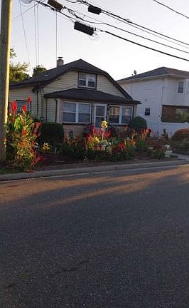 2nd image of 628 Hill St