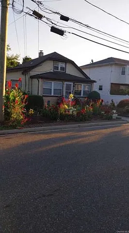 628 Hill St — Photo 2