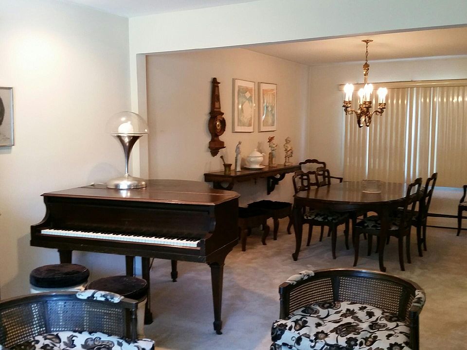 LARGE DINING ROOM