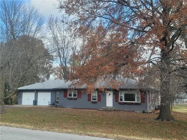 209 S Peculiar Dr, Peculiar, MO 64078