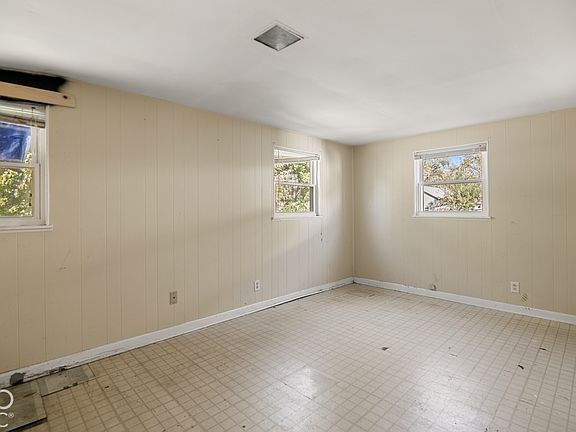 2nd image of 622 W 41st St