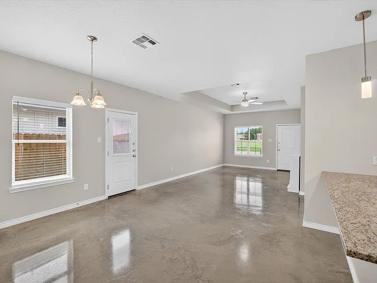 412 W Avenue C — Photo 11