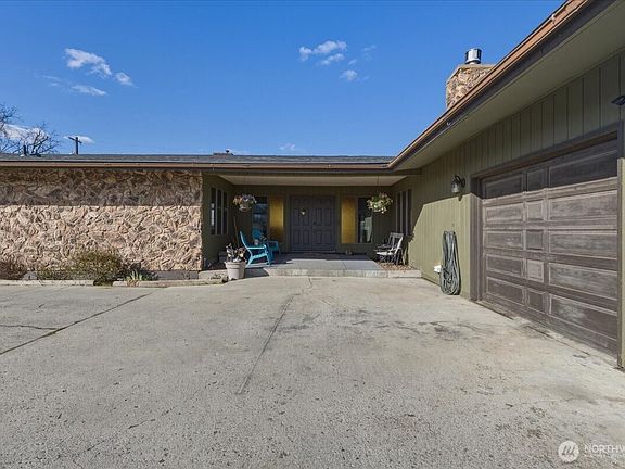 2nd image of 313 SE Trinity Avenue