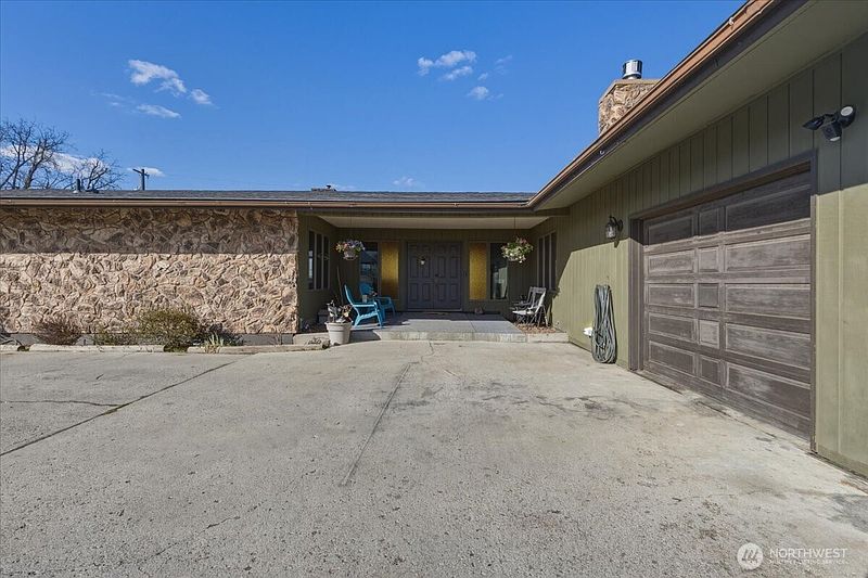 2nd image of 313 SE Trinity Avenue
